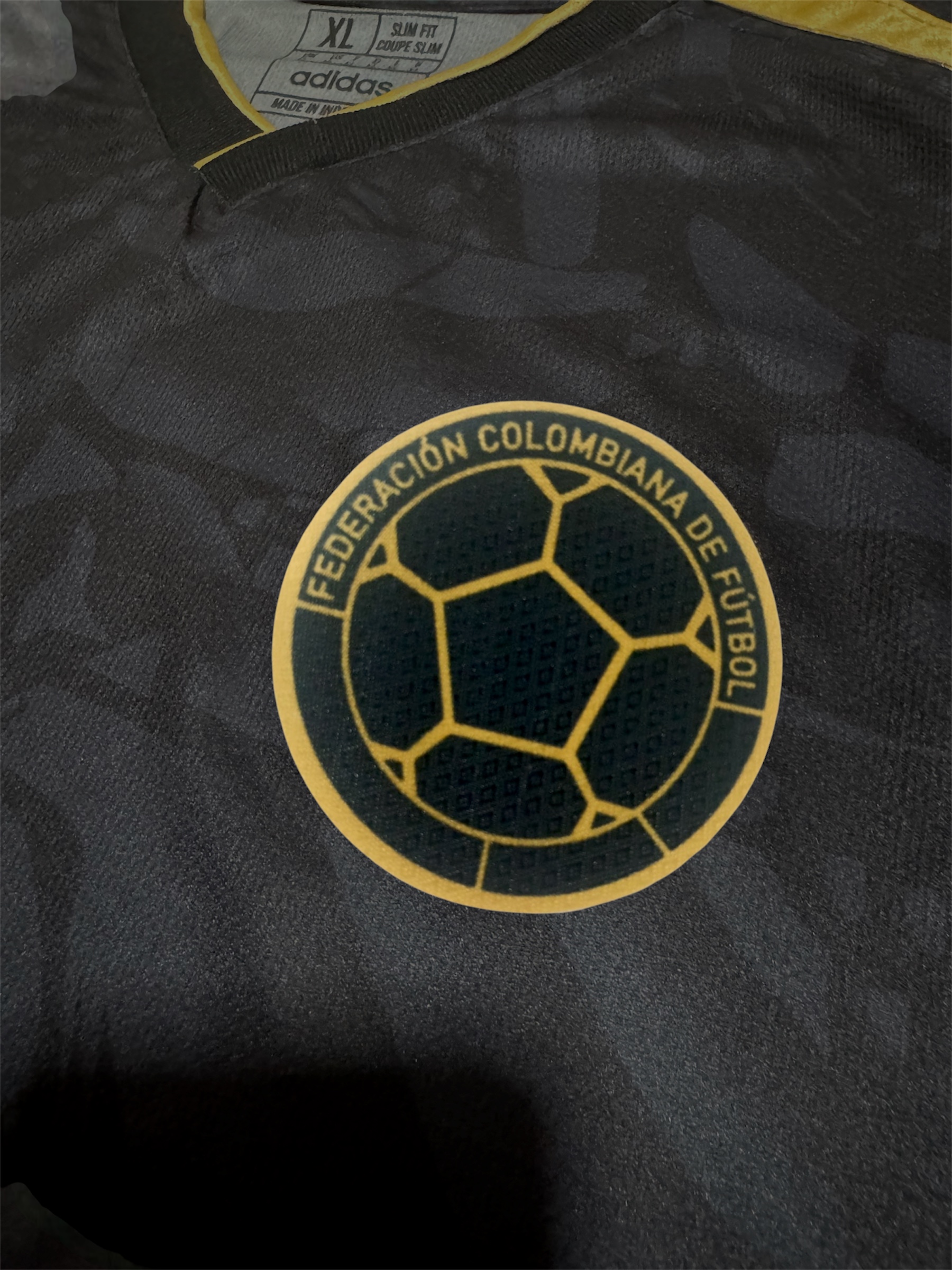 Camiseta Colombia Black Gold – Edición Especial Premium - Imagen 3